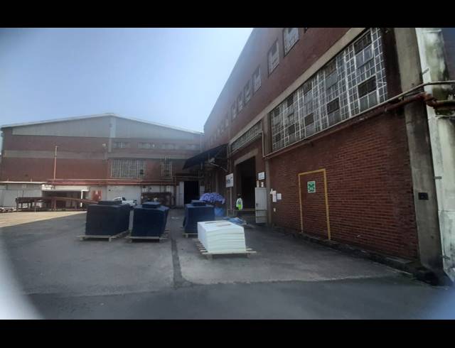 3,120M² WAREHOUSE TO LET IN NEW GERMANY